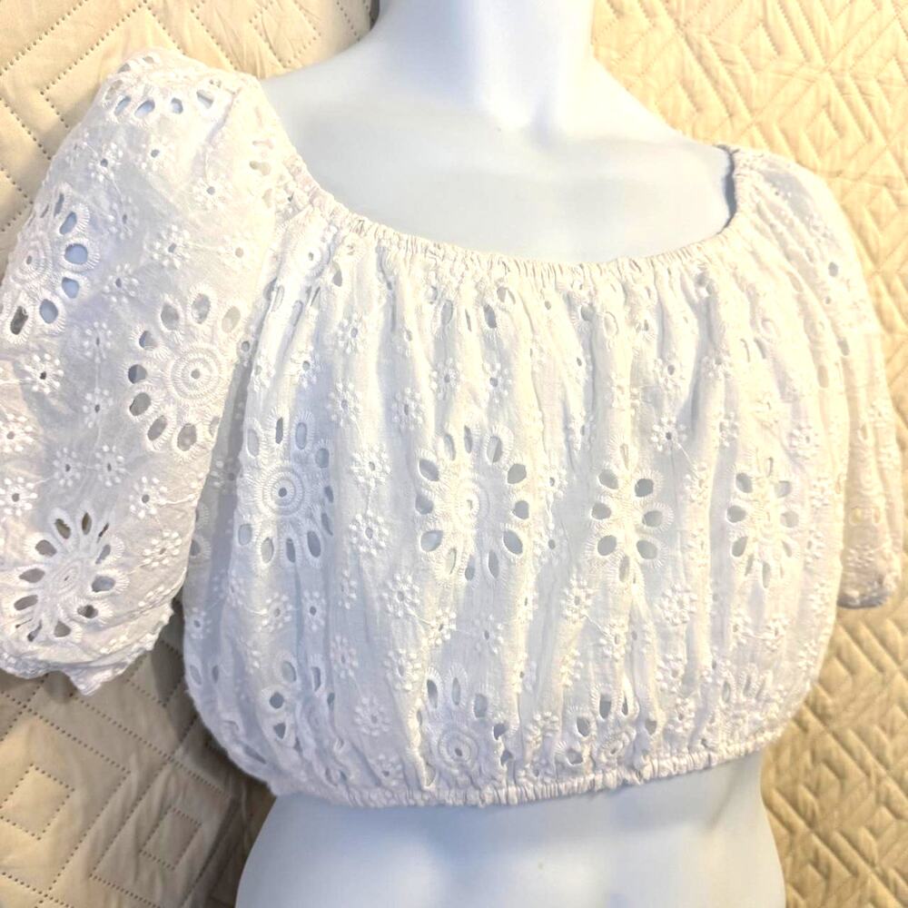 White cropped FLORAL eyelet blouse SIZE LARGE VACATION SUMMER SPRING